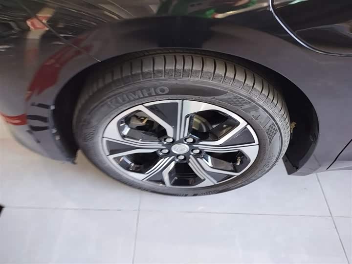 Фото 23 - Hongqi E-QM5