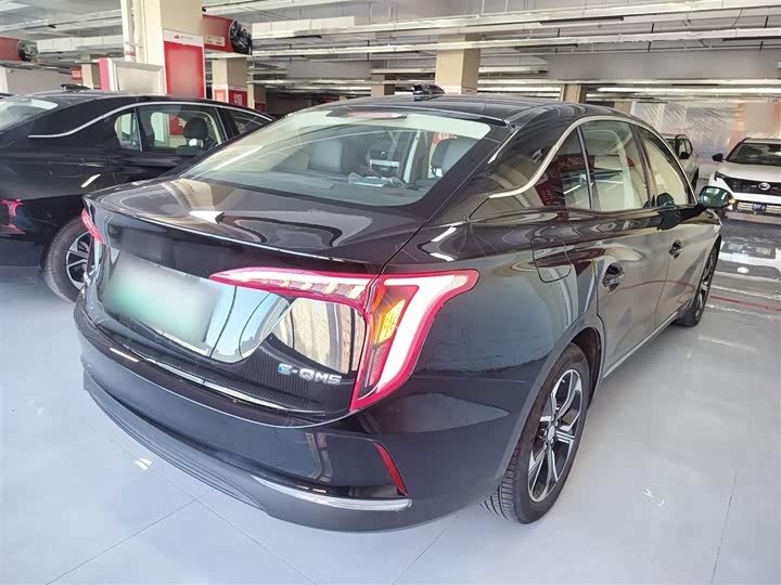 Фото 7 - Hongqi E-QM5