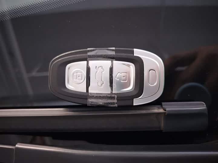 Фото 9 - Hongqi E-QM5