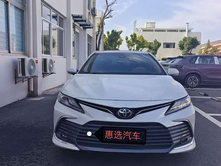 Фото 2 - Toyota Camry
