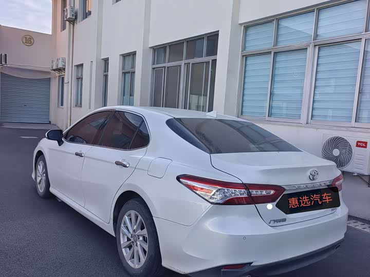 Фото 7 - Toyota Camry