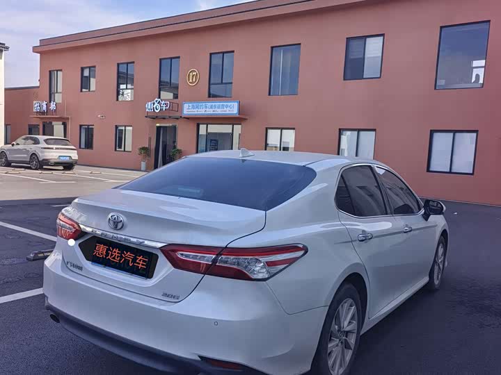 Фото 9 - Toyota Camry