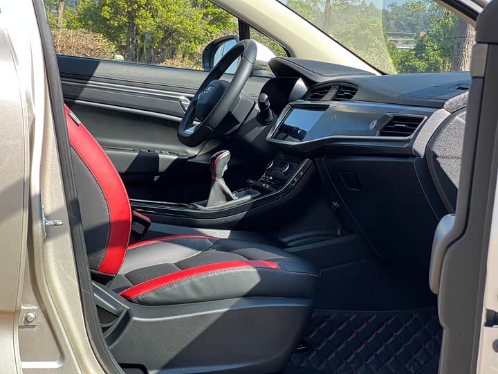 Фото 15 - Geely Emgrand GS