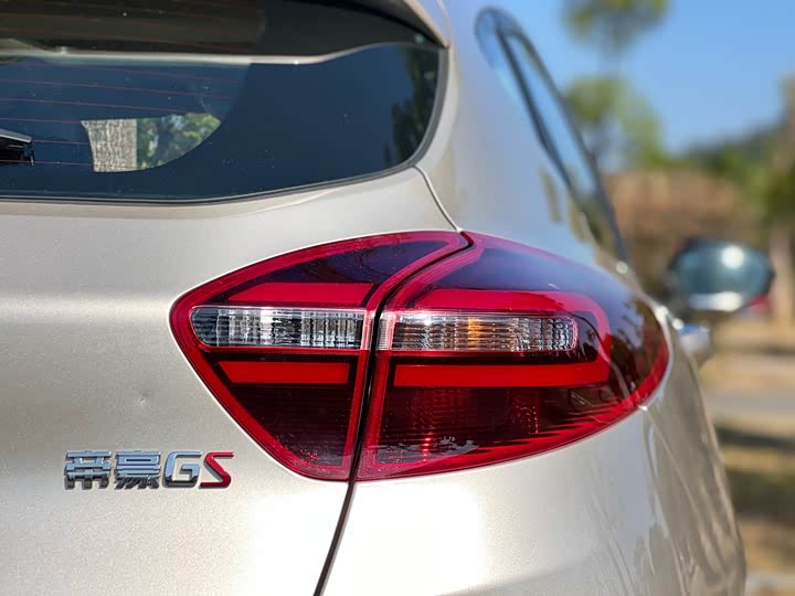 Фото 19 - Geely Emgrand GS