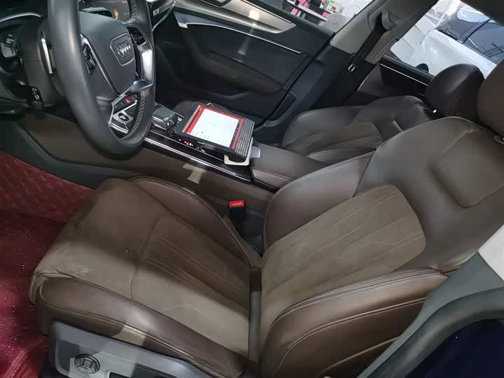 Фото 15 - Audi A7L