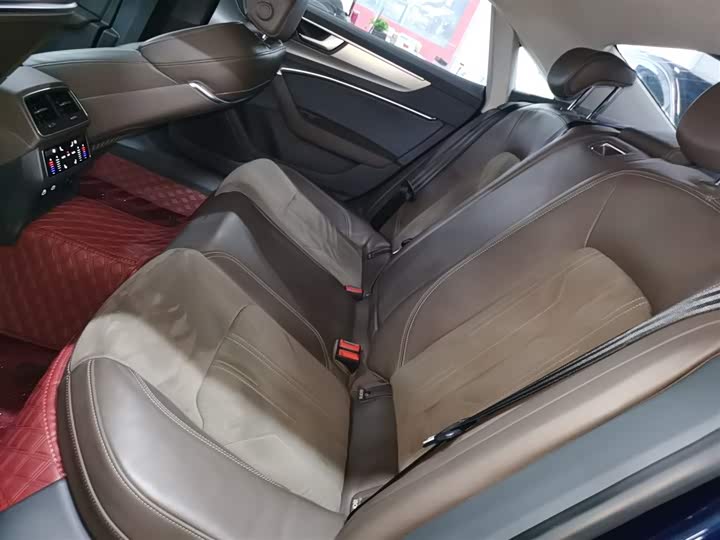 Фото 17 - Audi A7L