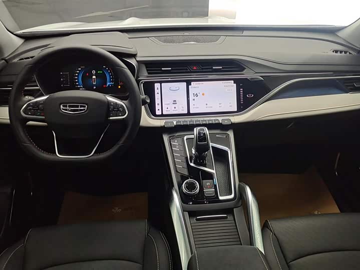 Фото 12 - Geely Atlas