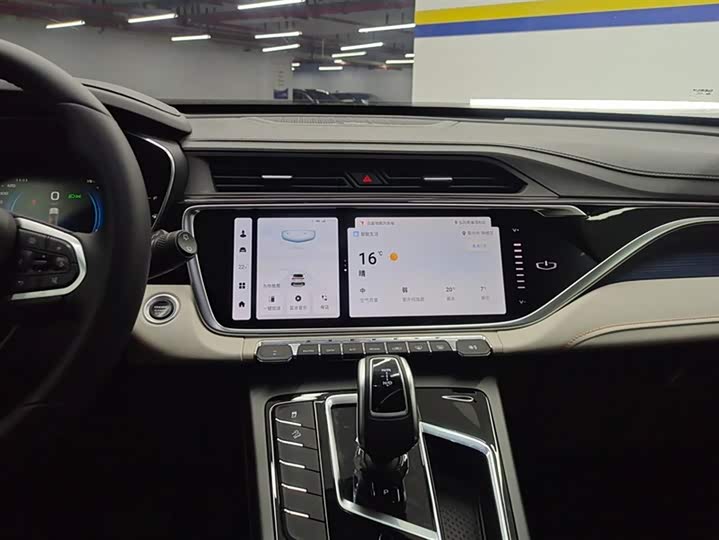 Фото 13 - Geely Atlas