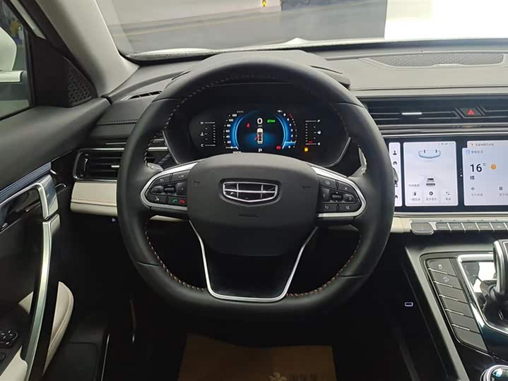 Фото 15 - Geely Atlas