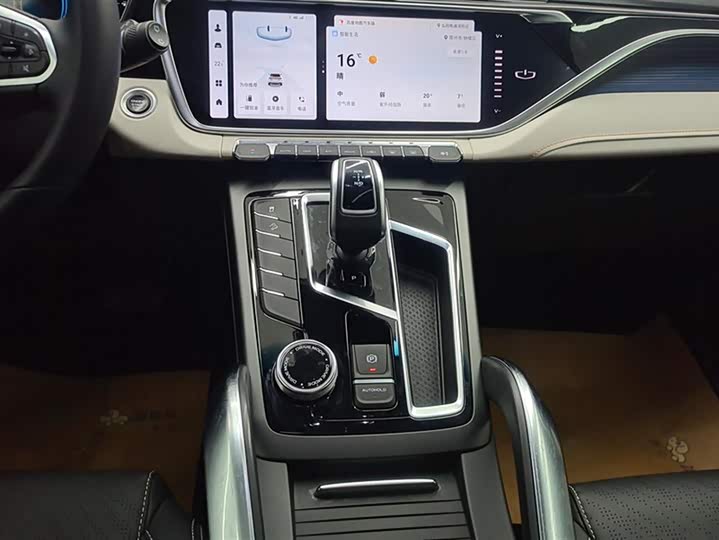 Фото 16 - Geely Atlas