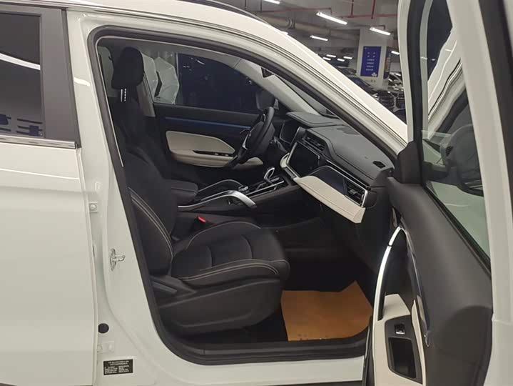 Фото 8 - Geely Atlas