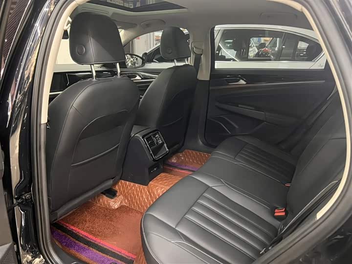 Фото 14 - Volkswagen Passat