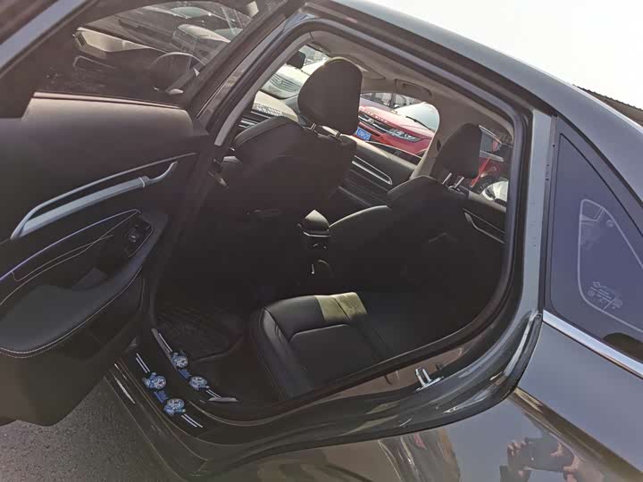 Фото 9 - Geely Emgrand