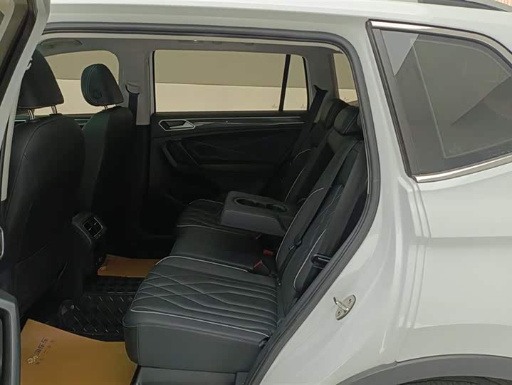 Фото 10 - Volkswagen Tiguan L Pro