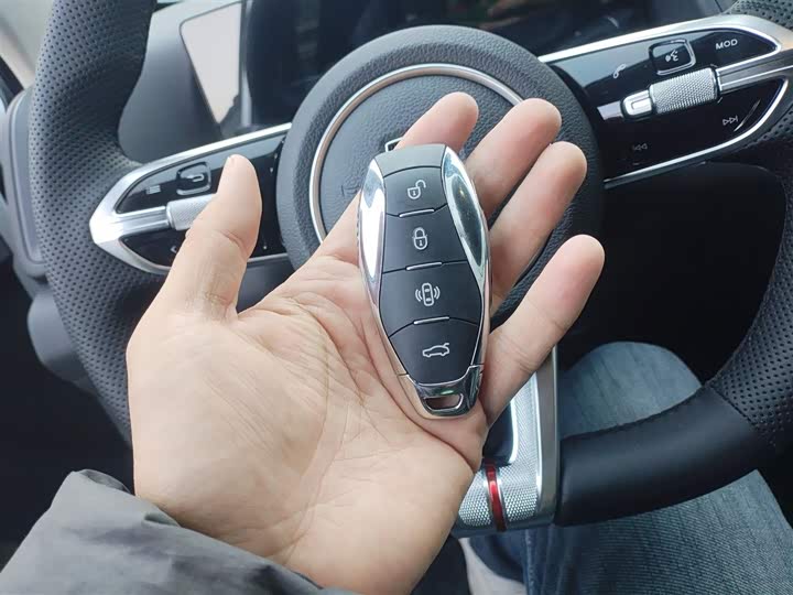 Фото 9 - Hongqi HS3 Hybrid