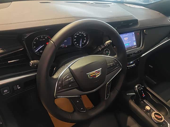 Фото 10 - Cadillac XT5