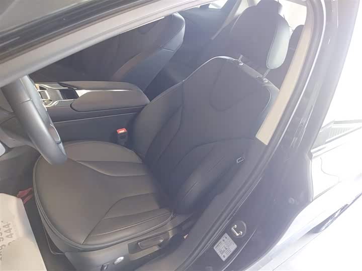 Фото 15 - Hongqi E-QM5