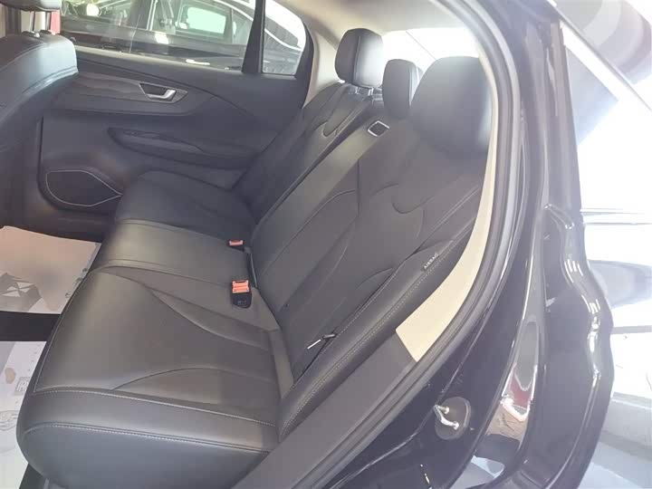 Фото 17 - Hongqi E-QM5