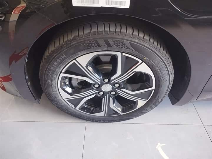 Фото 23 - Hongqi E-QM5