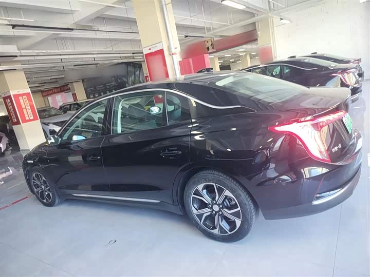 Фото 5 - Hongqi E-QM5