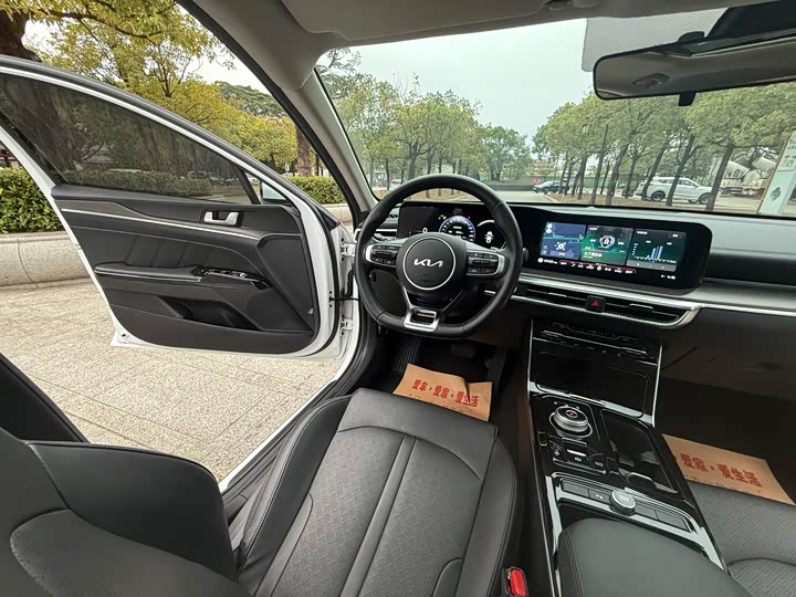 Фото 16 - Kia K5