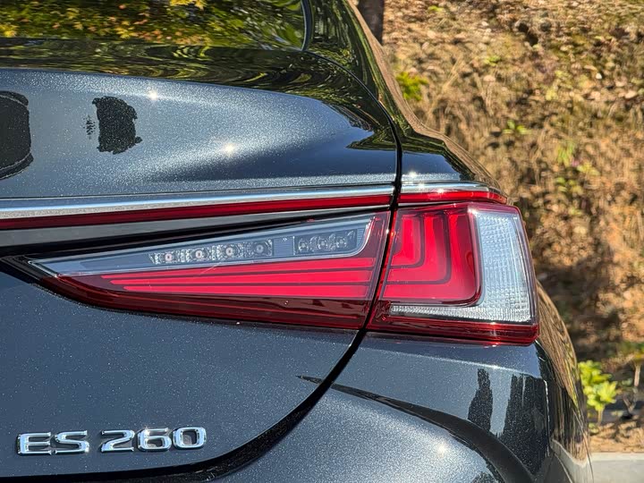 Фото 10 - Lexus ES