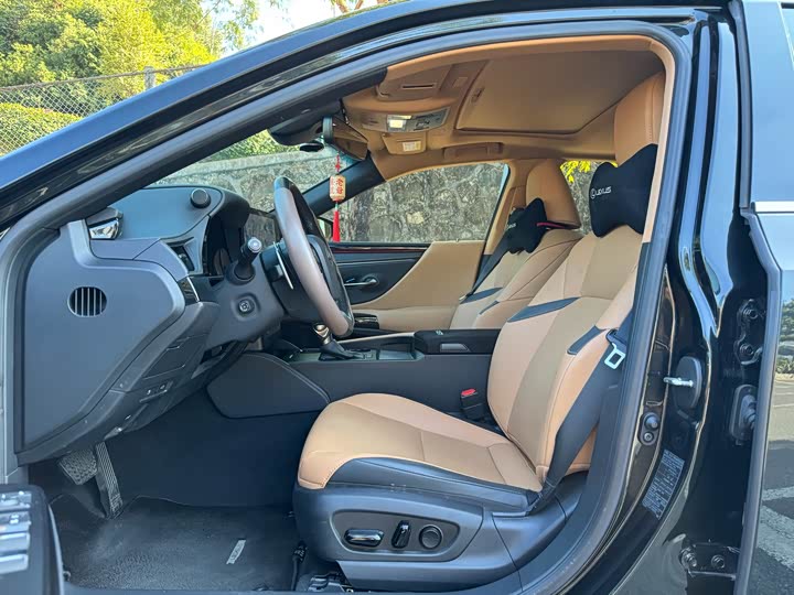 Фото 14 - Lexus ES