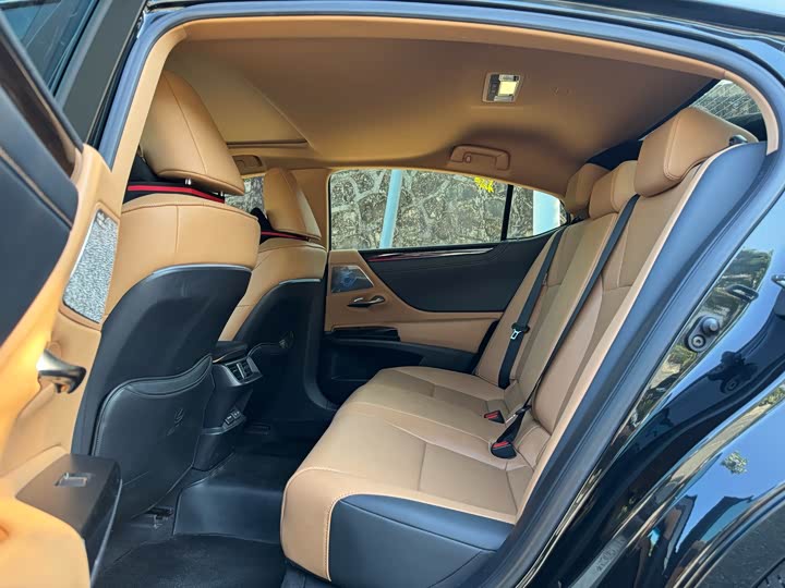 Фото 15 - Lexus ES