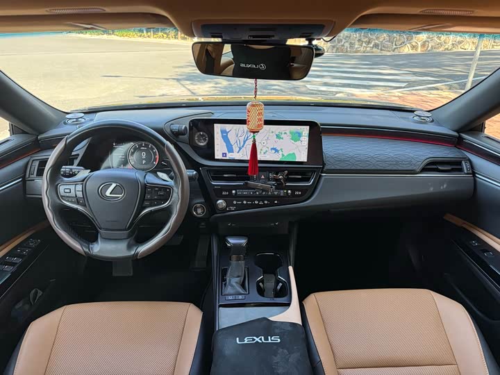 Фото 16 - Lexus ES