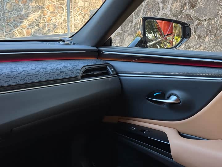 Фото 17 - Lexus ES