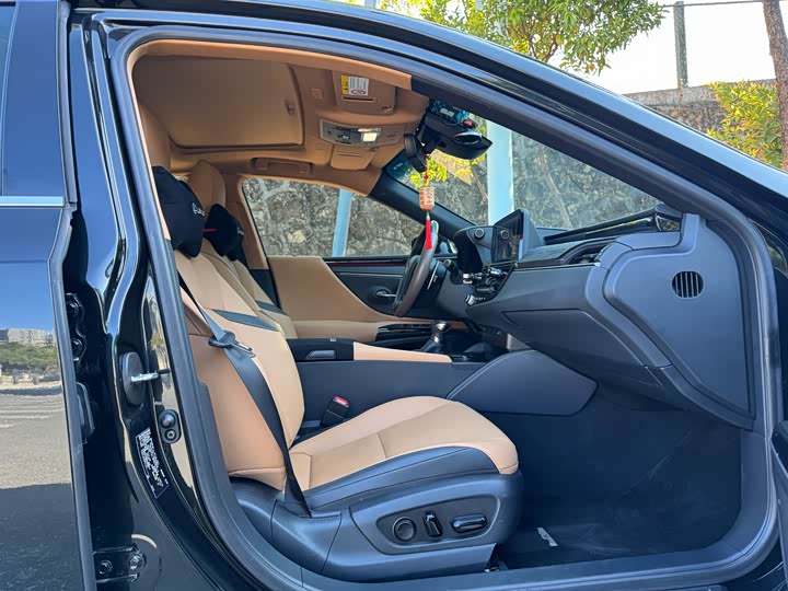 Фото 19 - Lexus ES