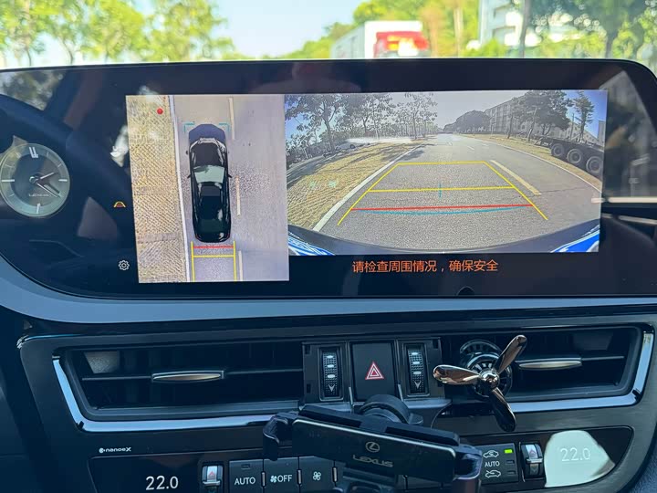 Фото 21 - Lexus ES