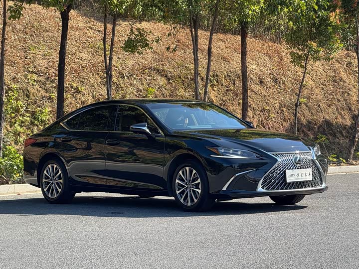 Фото 3 - Lexus ES