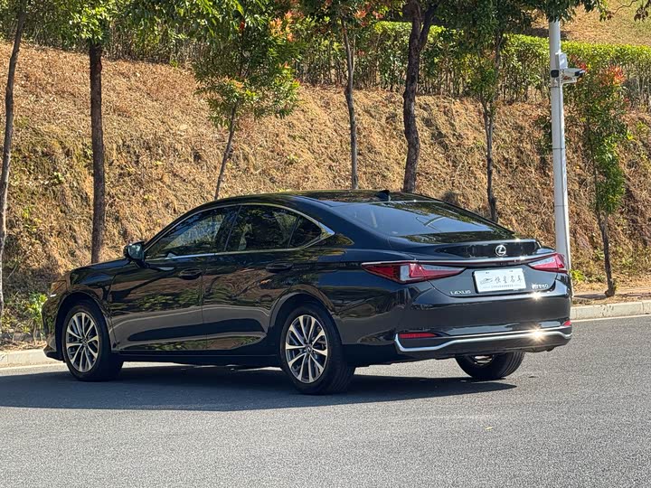 Фото 7 - Lexus ES