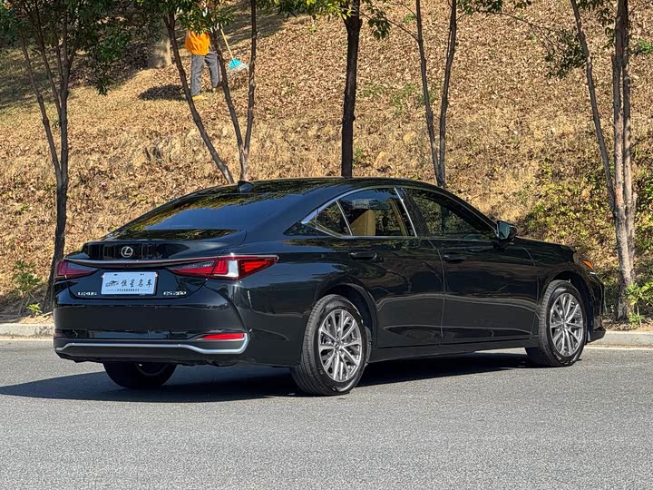 Фото 9 - Lexus ES