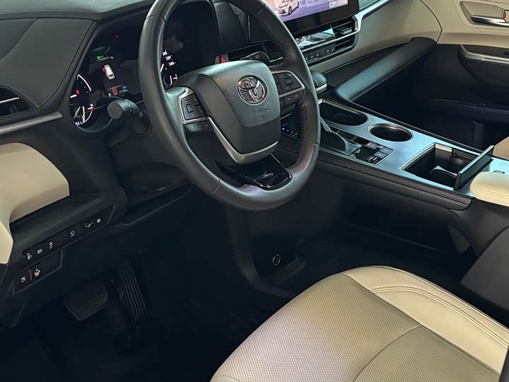 Фото 3 - Toyota Sienna