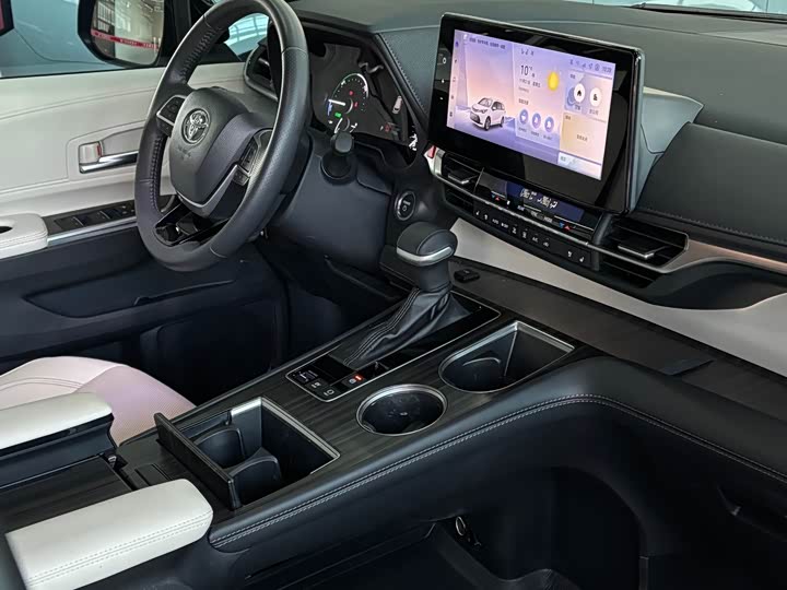 Фото 4 - Toyota Sienna