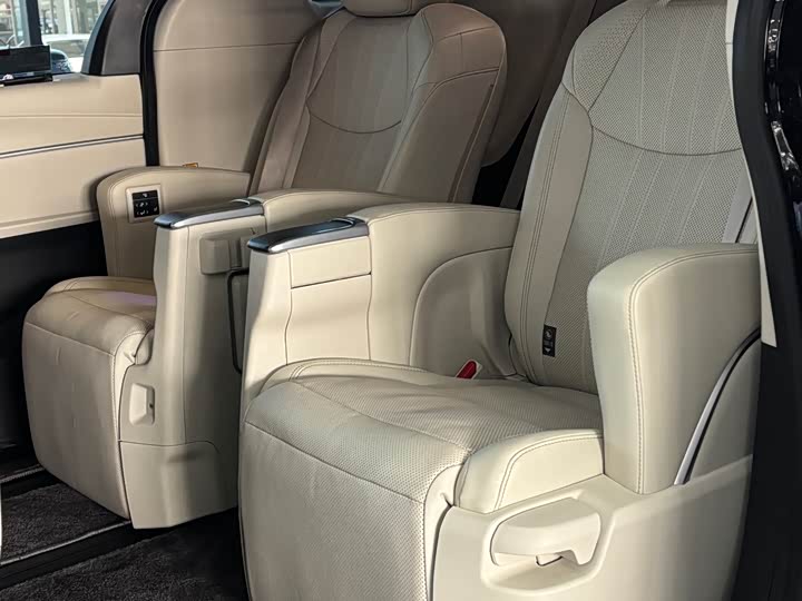 Фото 7 - Toyota Sienna