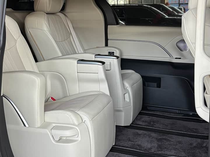 Фото 8 - Toyota Sienna