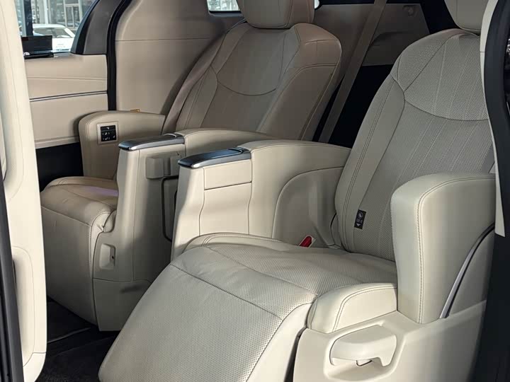 Фото 9 - Toyota Sienna