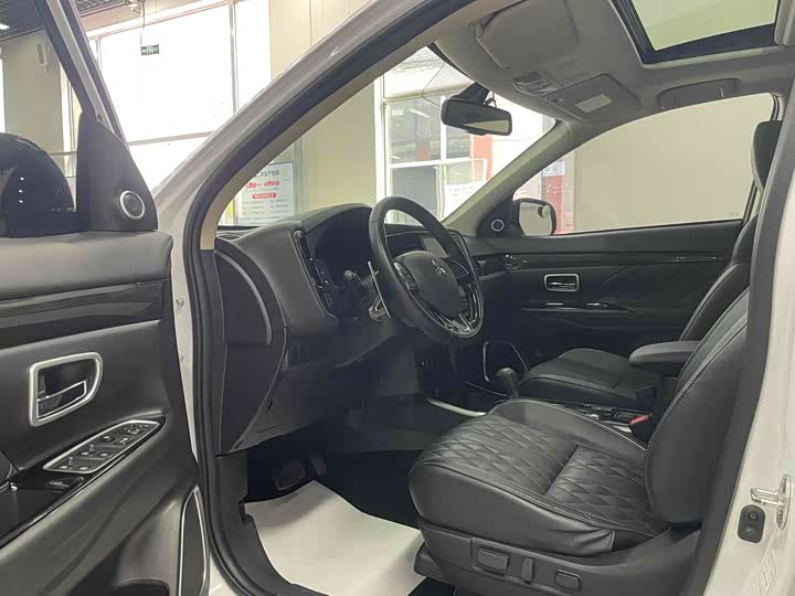 Фото 14 - Mitsubishi Outlander