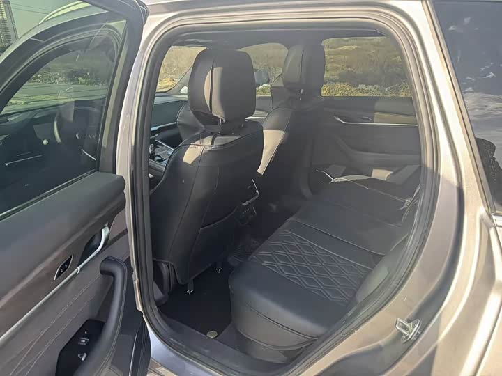 Фото 5 - Geely Monjaro