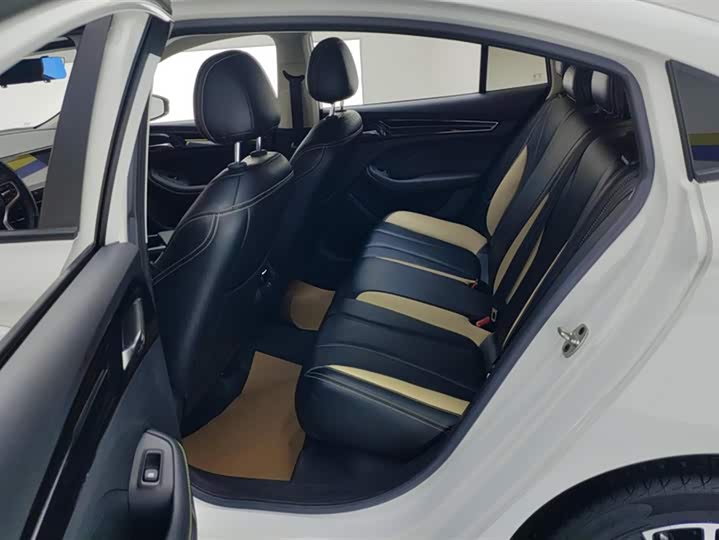 Фото 11 - Roewe i5