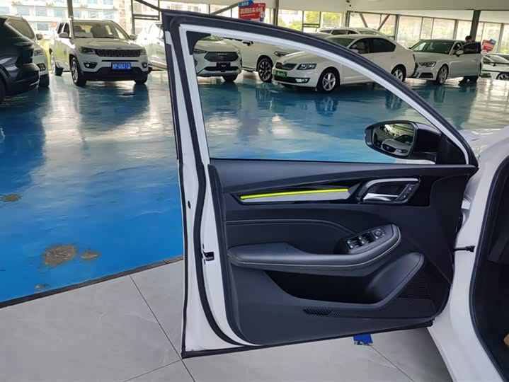 Фото 7 - Roewe i5