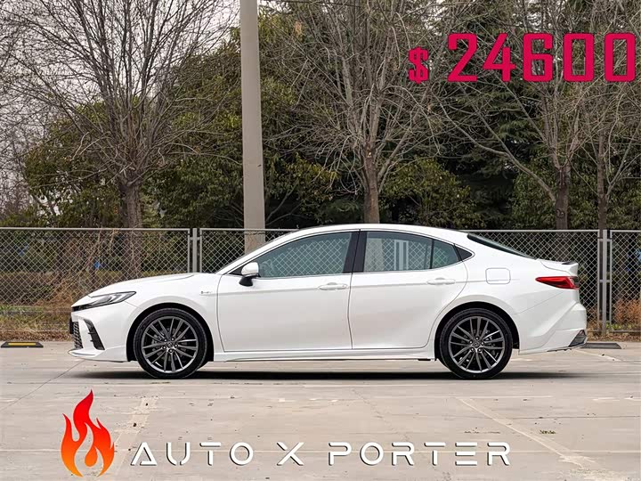 Фото 10 - Toyota Camry