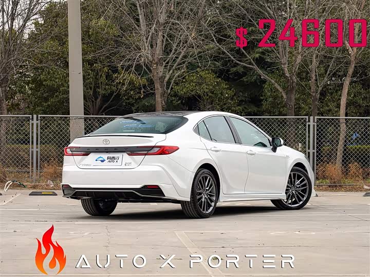 Фото 13 - Toyota Camry