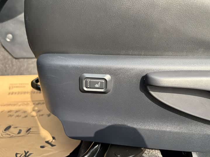 Фото 10 - Toyota Yaris L Hatchback