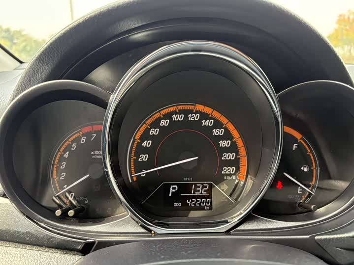 Фото 11 - Toyota Yaris L Hatchback