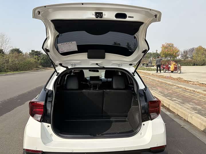 Фото 12 - Toyota Yaris L Hatchback