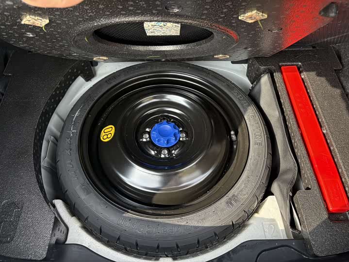 Фото 13 - Toyota Yaris L Hatchback